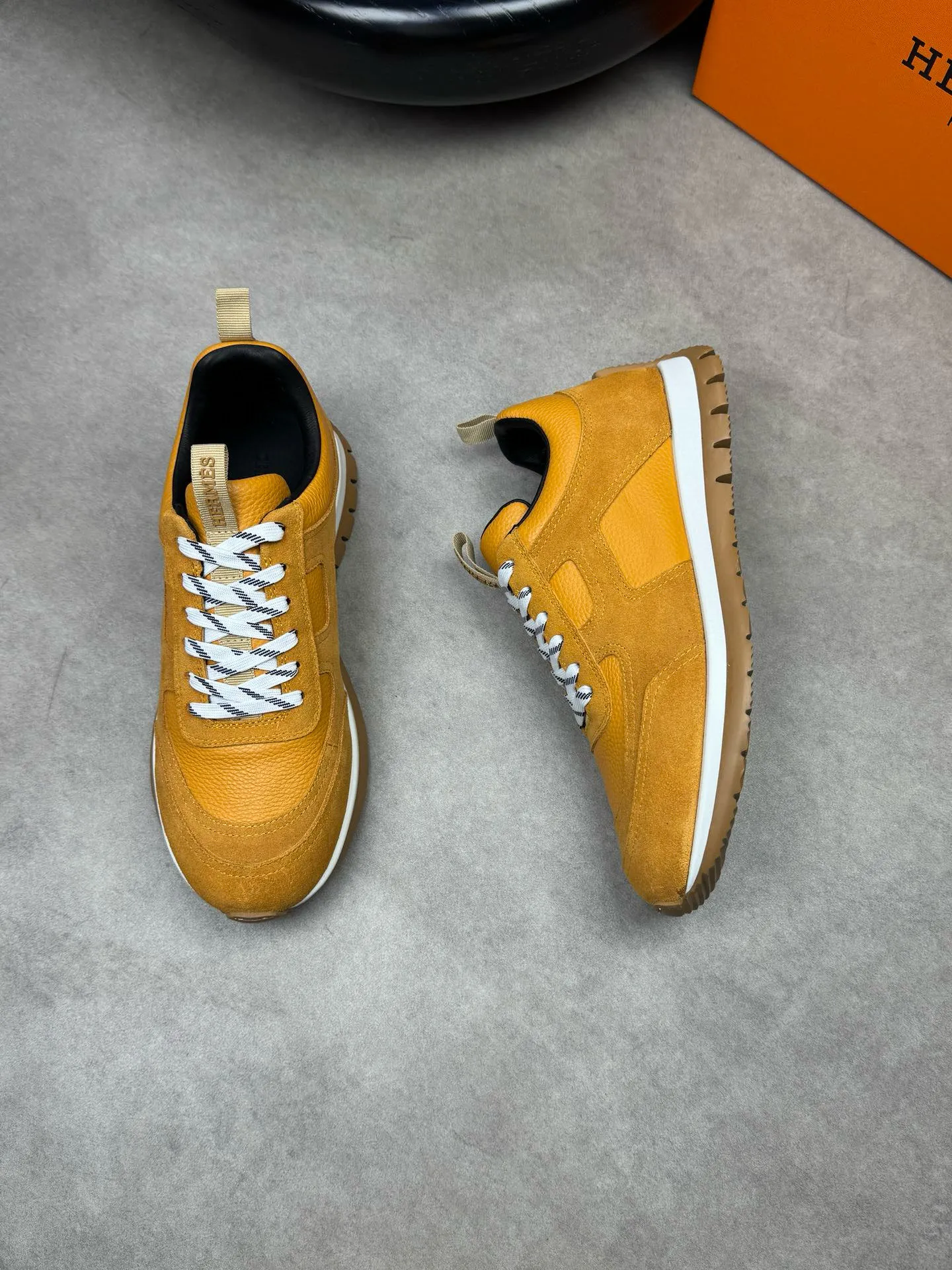[HERMES] Hermes men's shoes 💰: 800💰 - High-end quality original items 🔍🔍🔍 casual sports shoes - Upper: 🔝 pebbled calfskin, suede calfskin, shoe body forged ´H´ totem, tongue webbing injection molded brand logo - Lining: brand canvas, foot pads; water-dyed cowhide -Outsole: Ultra-light T men's shoes 💰U foam; two-color molded outsole -Ultra-high quality control and fine workmanship: highlighted (high-end, extravagance, grade) -Size: 38-44 (45, can be customized)